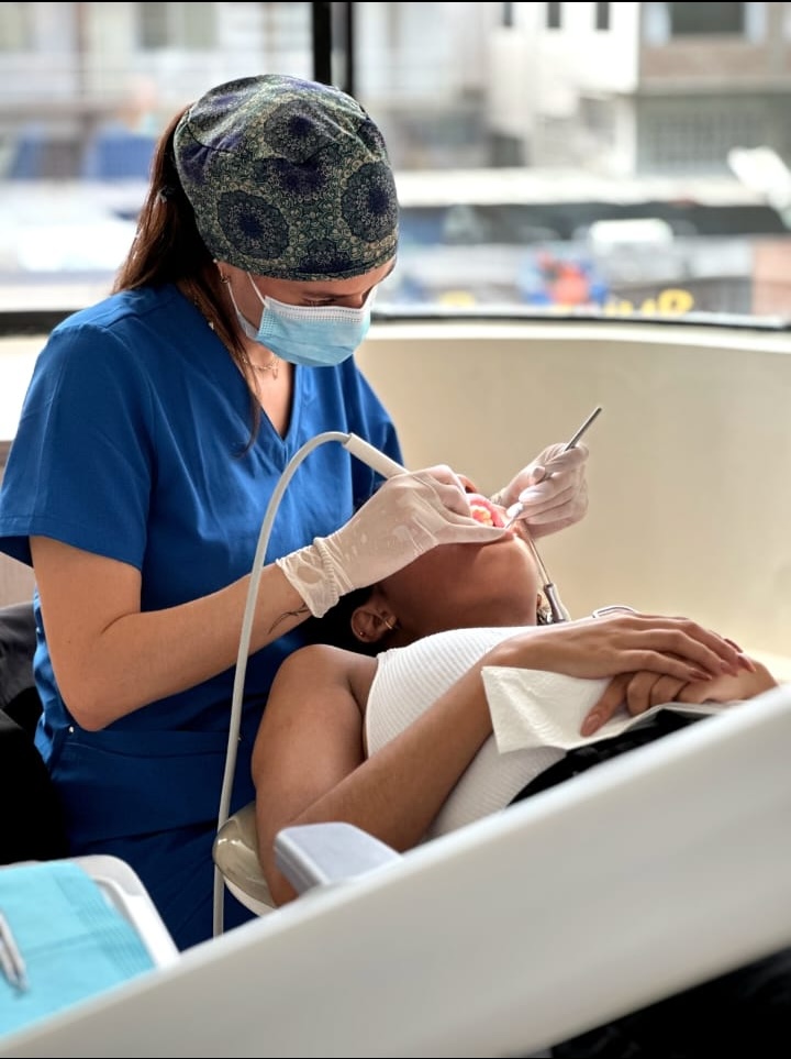 Dra. Kyra Valdivieso atendiendo a una paciente